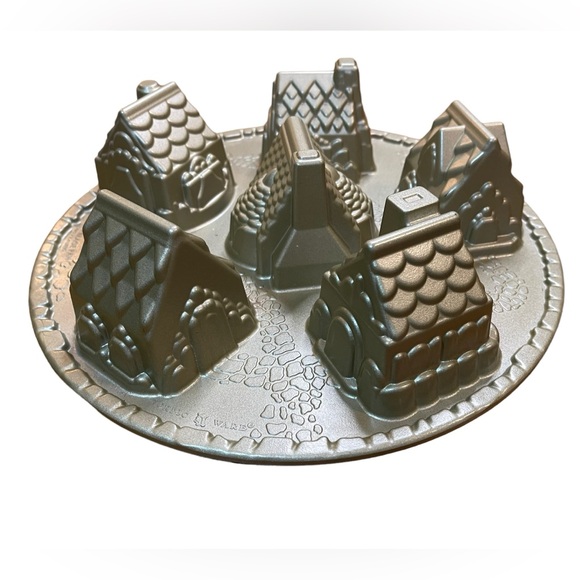 Nordic Ware Cozy Village Pan 6c/4L 12” Diameter - Picture 2 of 6